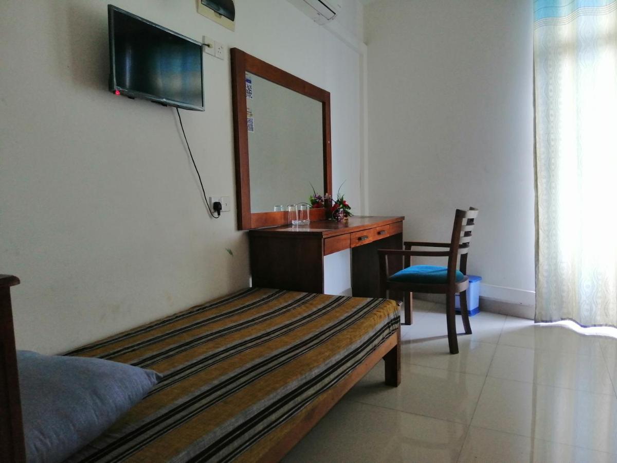 Reliance Hotel Boralesgamuwa Luaran gambar
